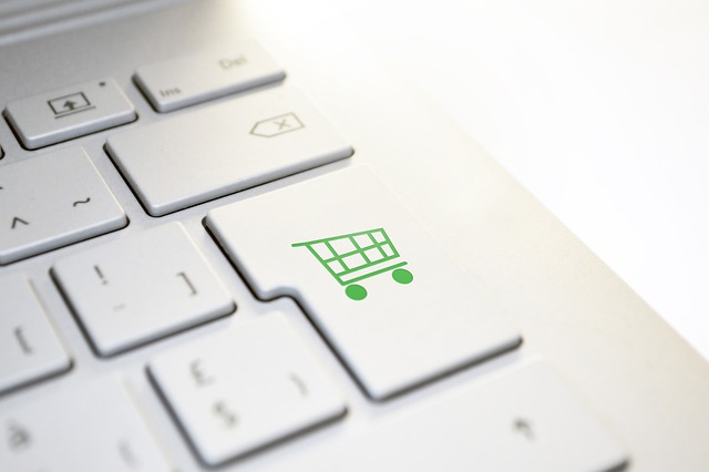 Online-Shopping oder Lieferung nach Hause in Betracht ziehen